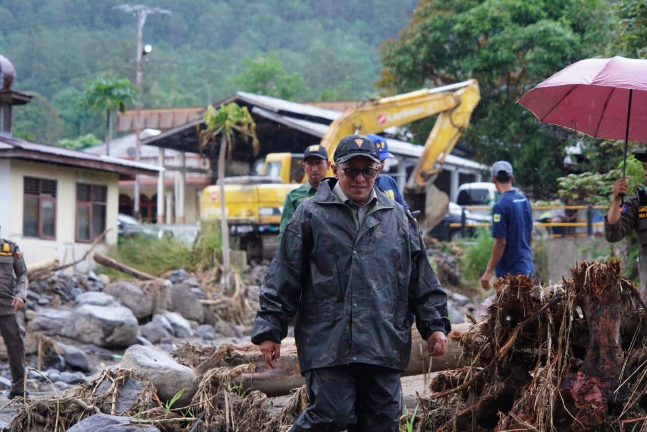 Bupati Tanah Datar Eka Putra Kembali Menurunkan Satu Unit Alat Berat Normalisasi Aliran Sungai di Muaro Samuik