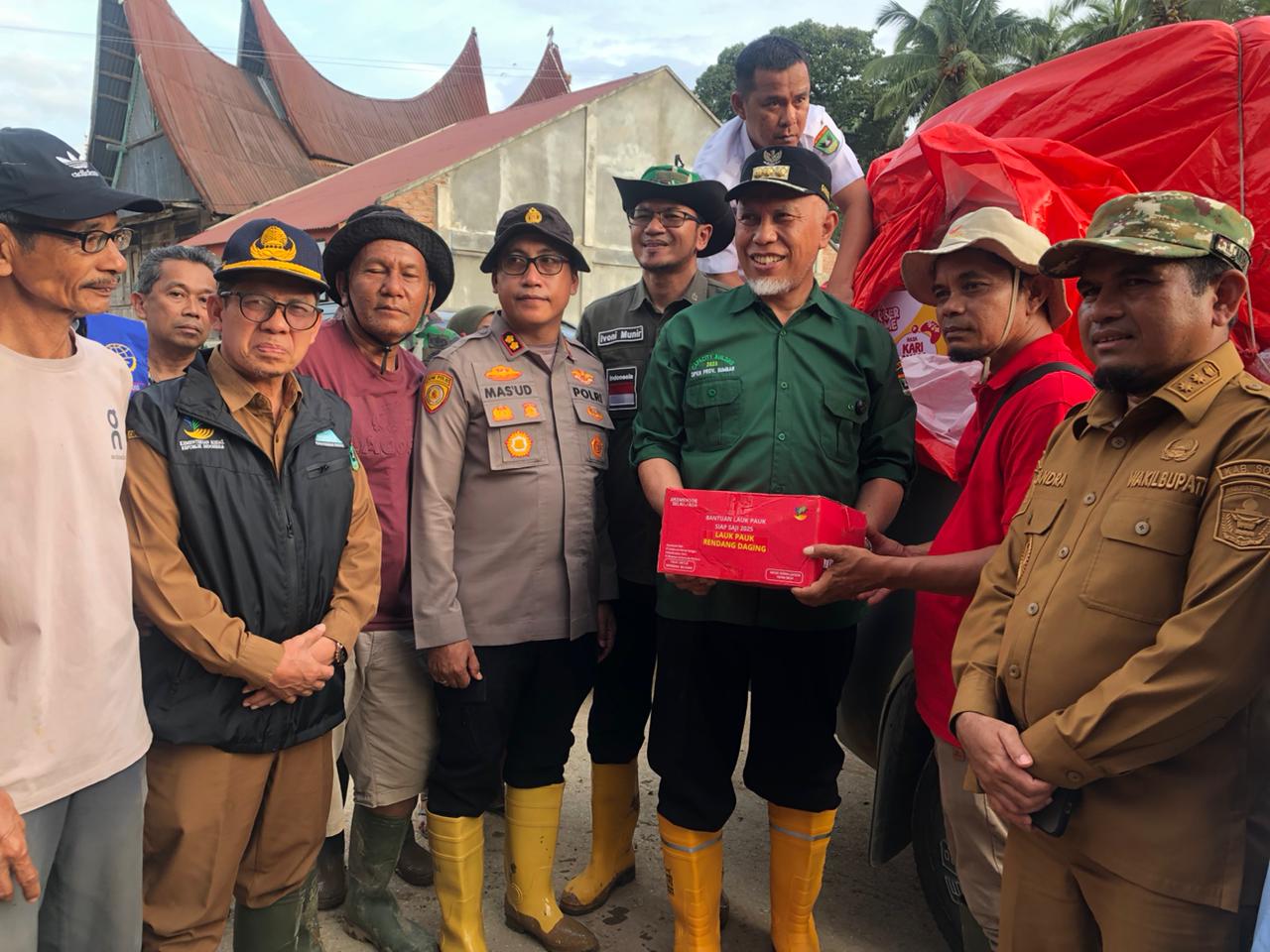 Gubernur Sumbar Mahyeldi Ansharullah Tinjau Korban Bencana di Junjung Sirih, Serahkan Bantuan Senilai Rp68 Juta