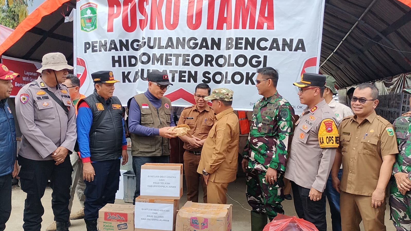 Pemerintah Kabupaten Pelalawan Salurkan Bantuan ke Korban Bencana Kabupaten Solok, Bawa Tiga Alat Berat dan Logistik