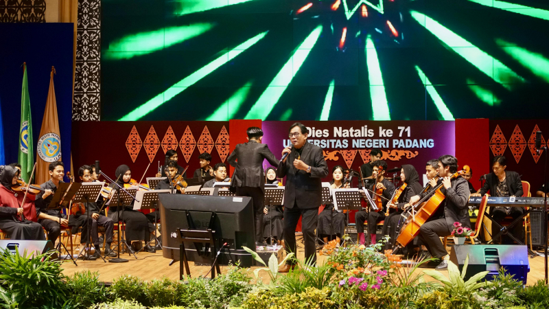 Sendratasik Chamber Orchestra Mengguncang Malam Puncak Dies Natalis UNP ke-71 Tahun 2025