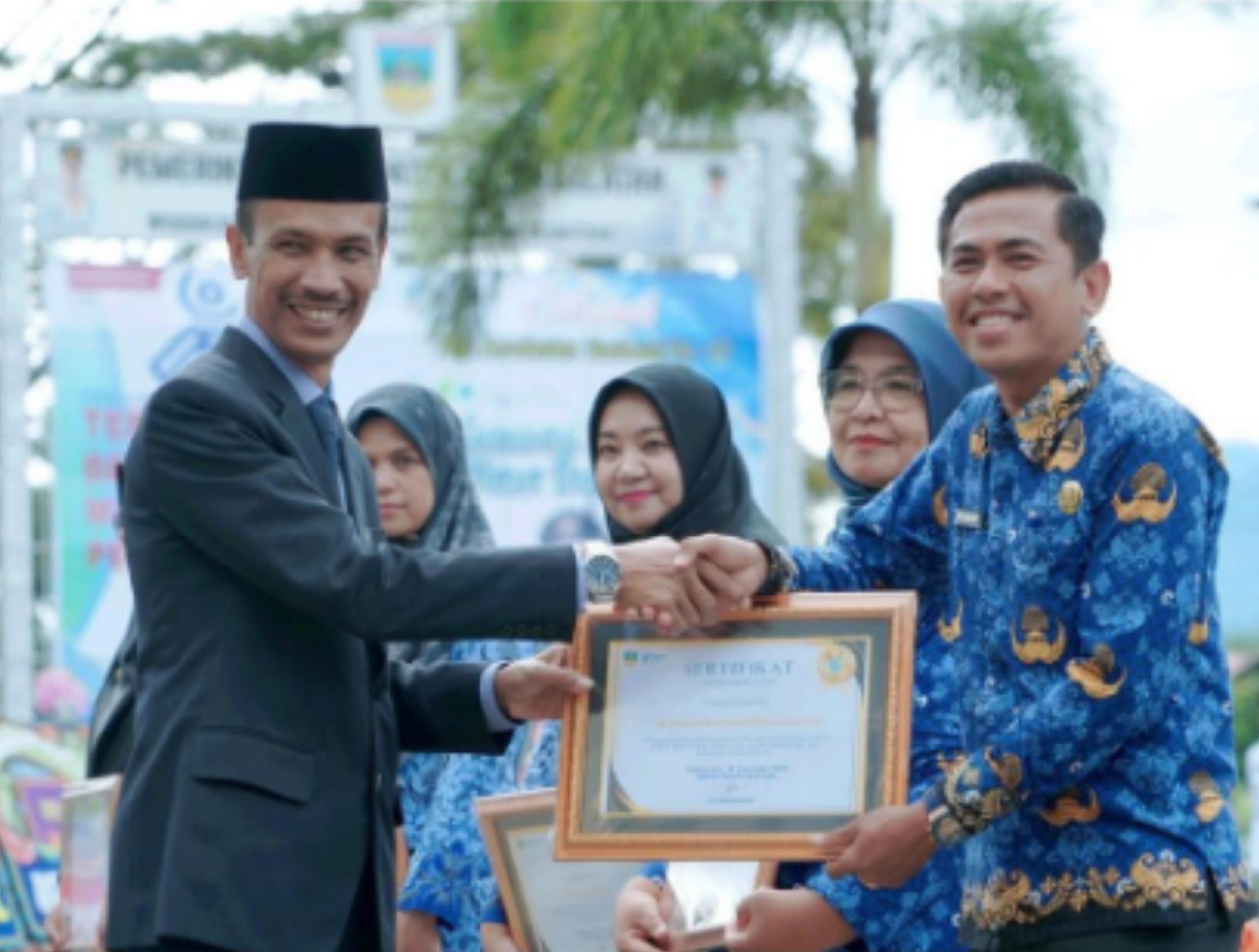 Tenaga Kesehatan Teladan Solok Selatan Terima Penghargaan di Peringatan HKN ke-61