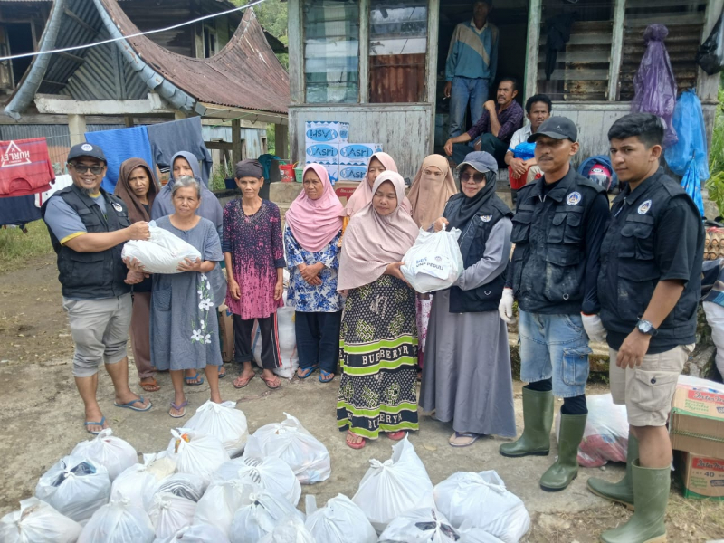 Universitas Negeri Padang Peduli Salurkan Bantuan bagi Pengungsi Sungai Batang dan Kubu Gadang