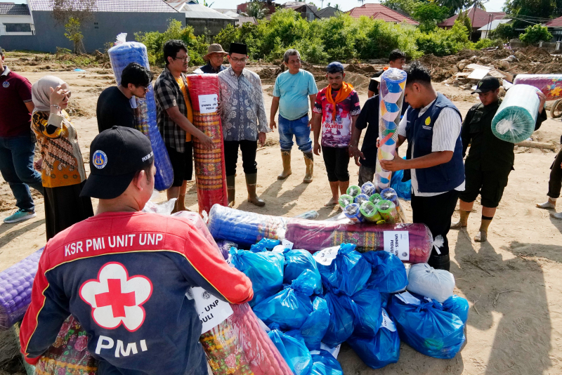 Universitas Negeri Padang Percepat Distribusi Bantuan, Gunung Panggilun hingga Bayang Utara Jadi Lokasi Penyaluran