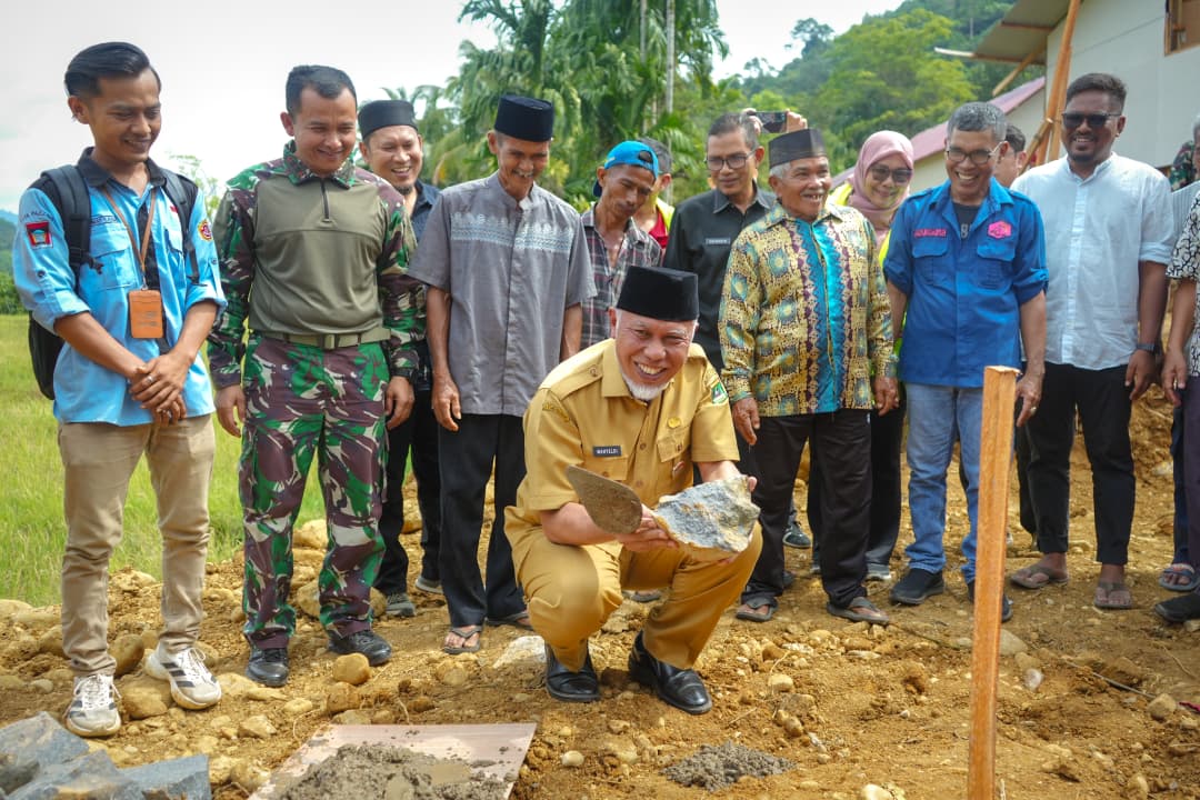 Gubernur Mahyeldi Ansharullah Apresiasi Gotong Royong Warga Kampung Talang Bangun Huntara dan Surau Pascabencana