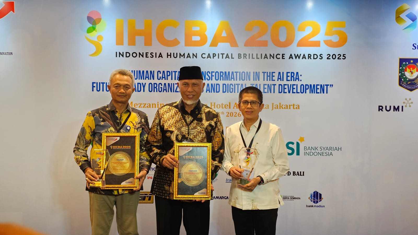 Gubernur Sumbar Mahyeldi Ansharullah Terima IHCBA 2025 Berhasil Mendorong Human Capital BUMD Berdaya Saing