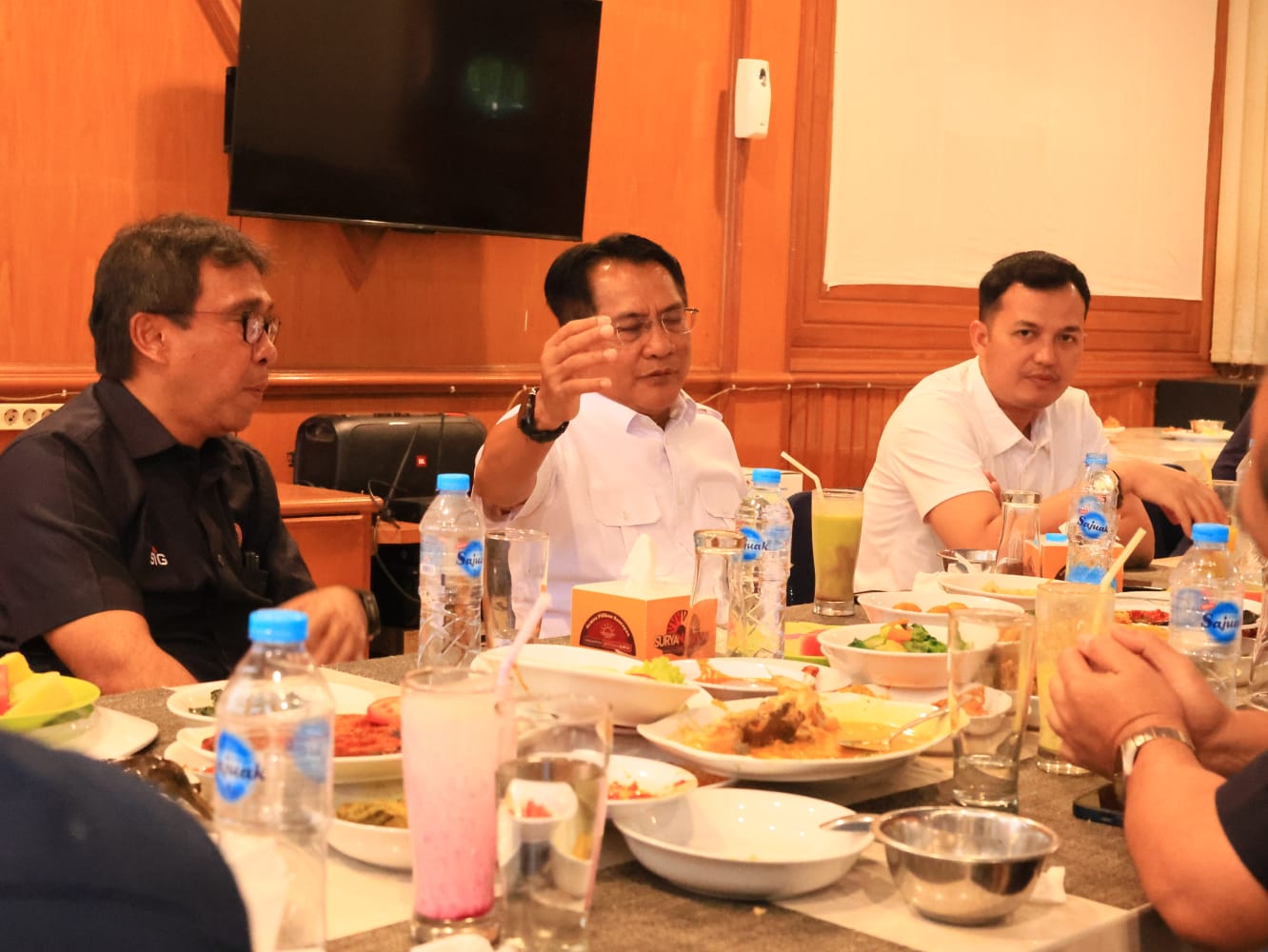 Bupati John Kenedy Azis Temui Direktur PT Semen Padang Bahas Dukungan CSR Pasca Bencana dan Pacu Kuda