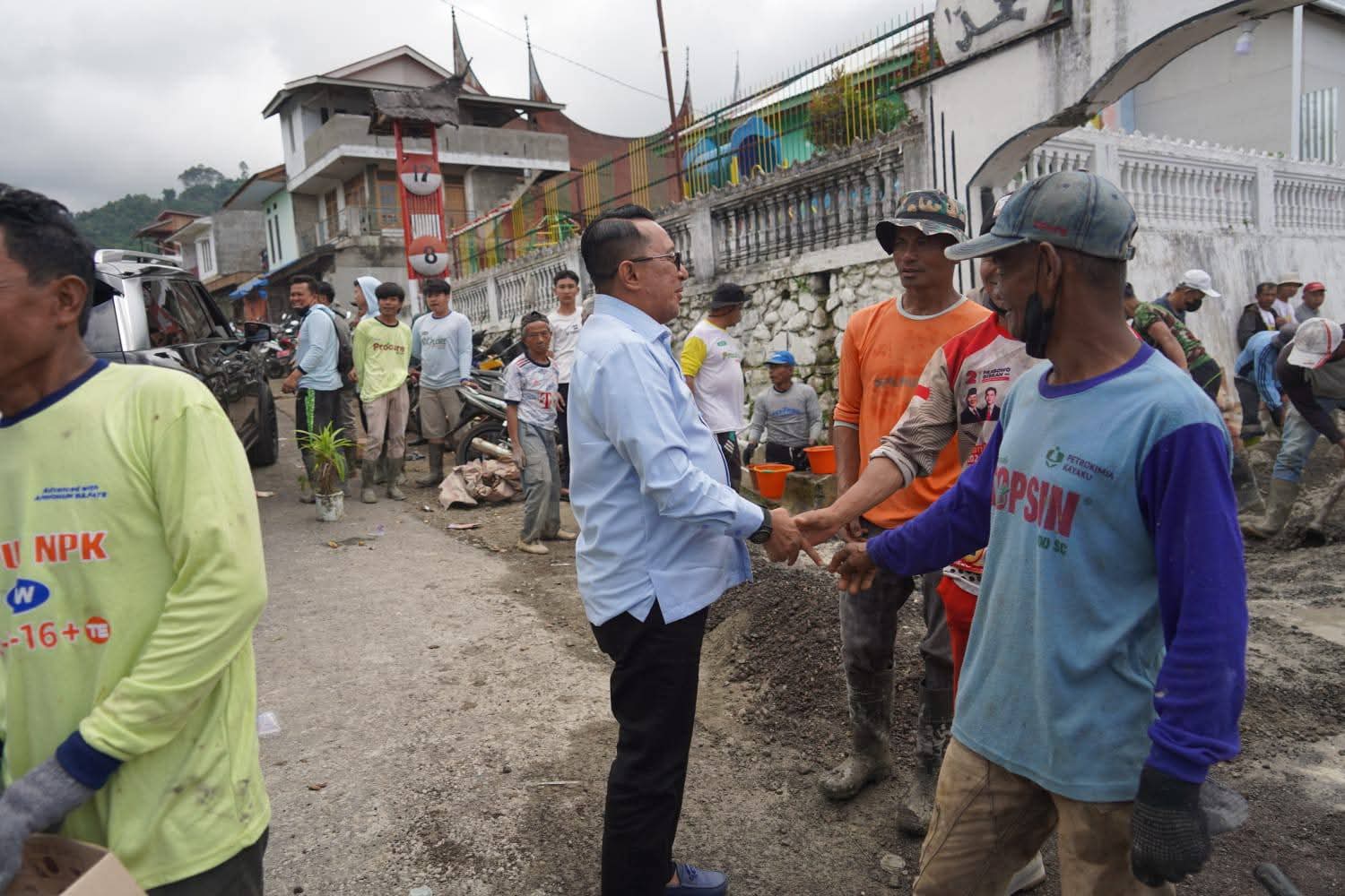Bupati Tanah Datar Eka Putra Gotong Royong Bersama Masyarakat
