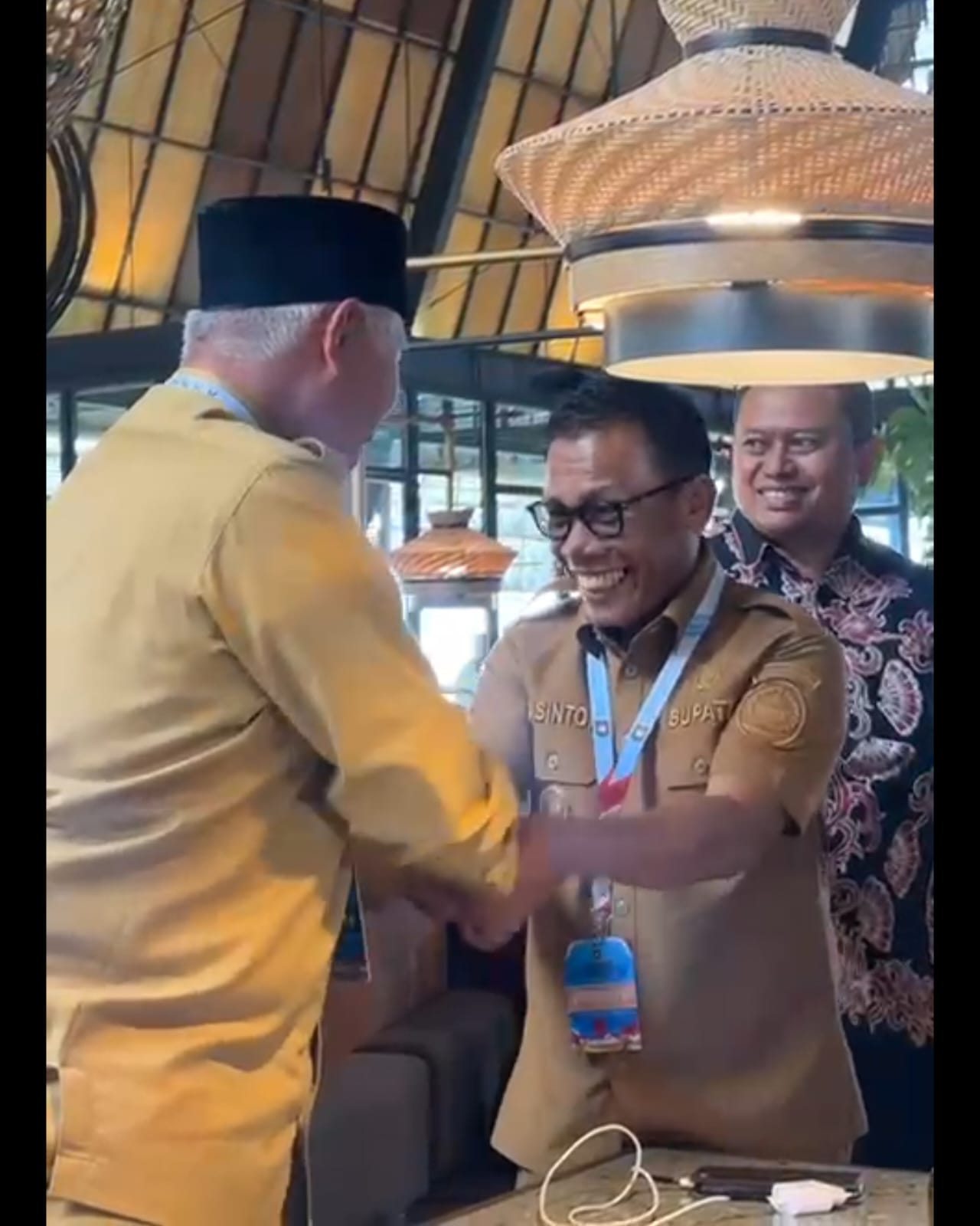 Bupati Tapanuli Tengah Apresiasi Bantuan Rendang dari Gubernur Sumbar Mahyeldi Ansharullah Saat Bencana Hidrometeorologi