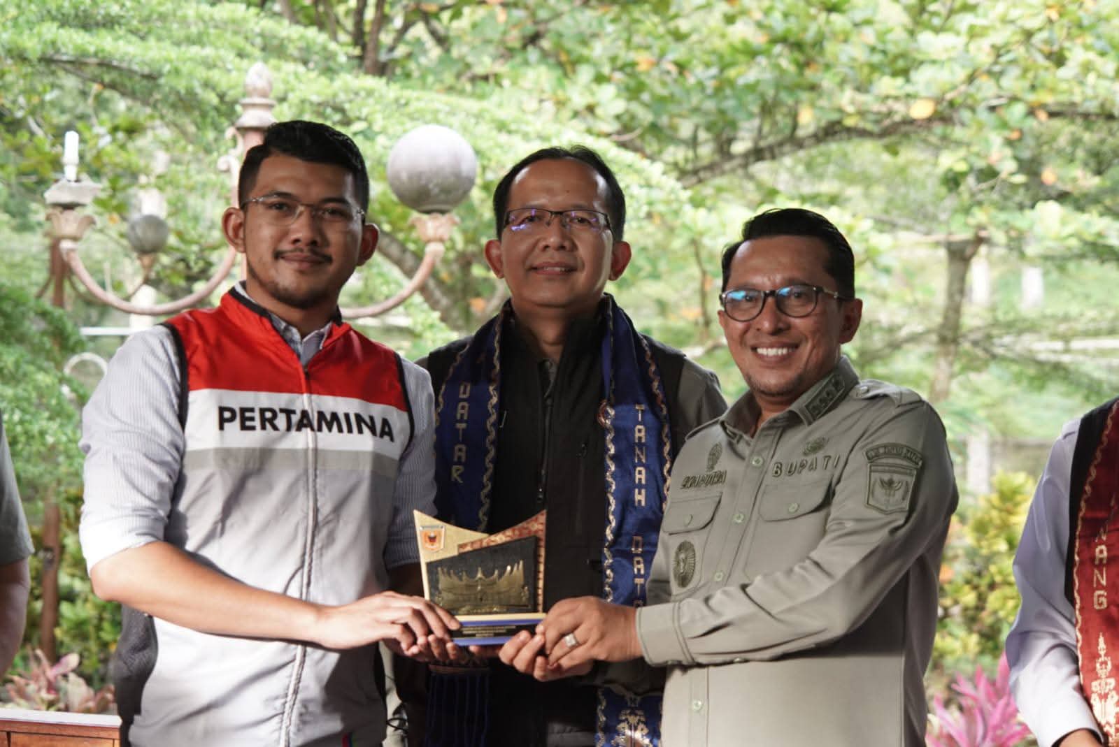 DPN dan Pertamina Salurkan 68 Paket Sembako Korban Terdampak Bencana Kabupaten Tanah Datar