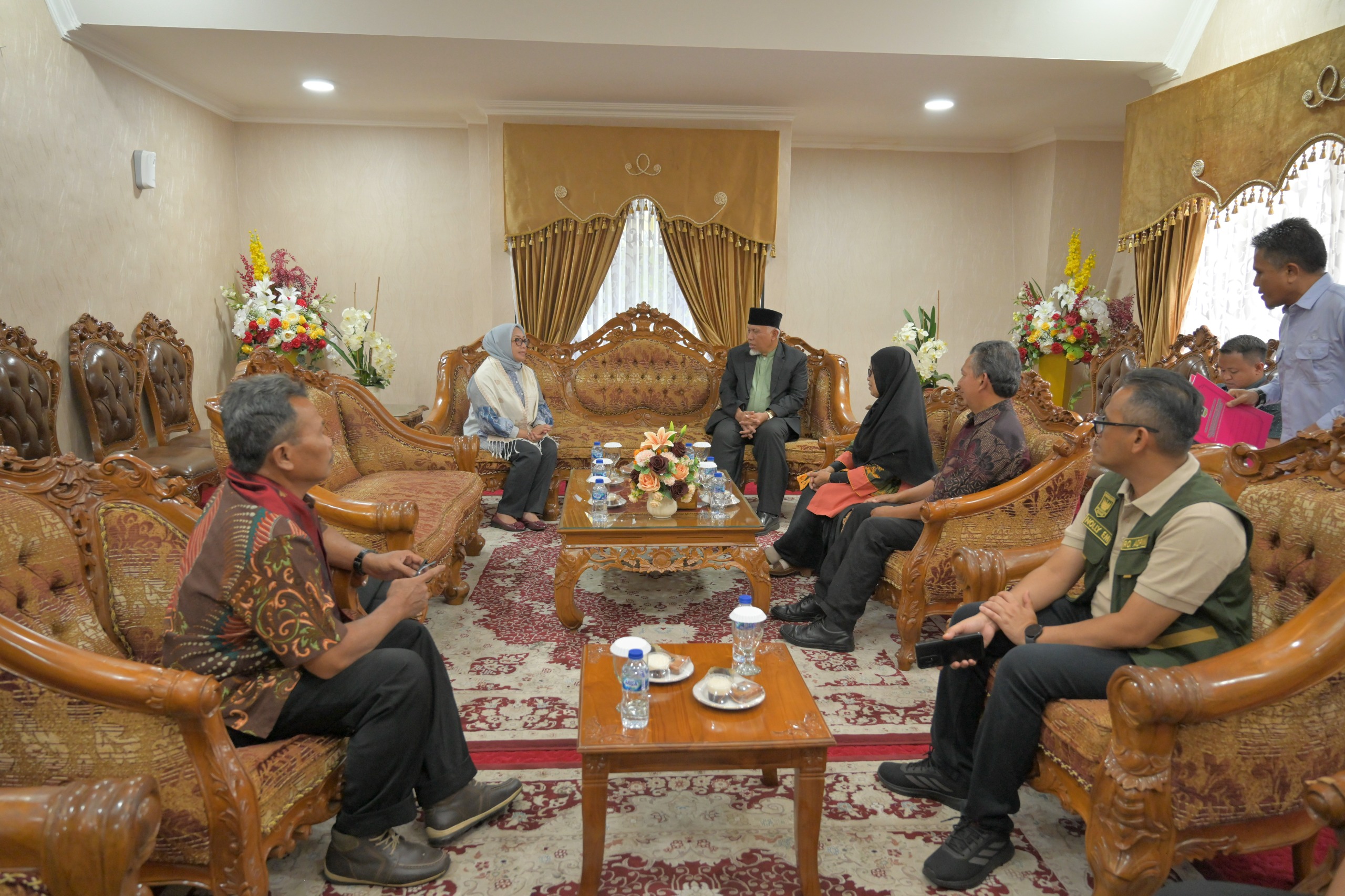 Gubernur Mahyeldi Ansharullah Sambut Kedatangan Menteri PPPA RI untuk Melaksanakan Kunjungan Kerja Selama Tiga Hari di Sumatera Barat