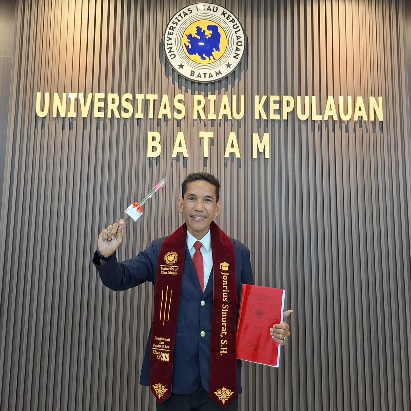Jonrius Sinurat Lulus Sarjana Hukum di UNRIKA dengan Nilai Sangat Memuaskan