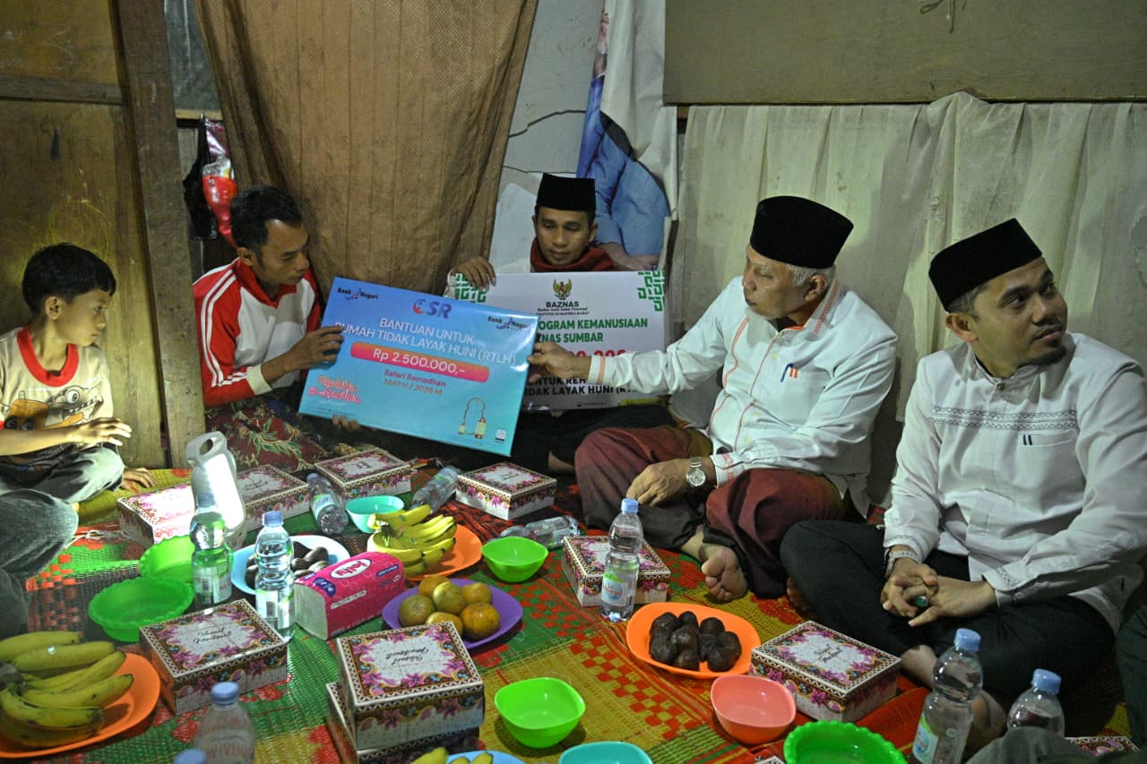 Sahur di Situjuah Batua, Gubernur Mahyeldi Ansharullah Salurkan Bantuan Bedah Rumah Ical
