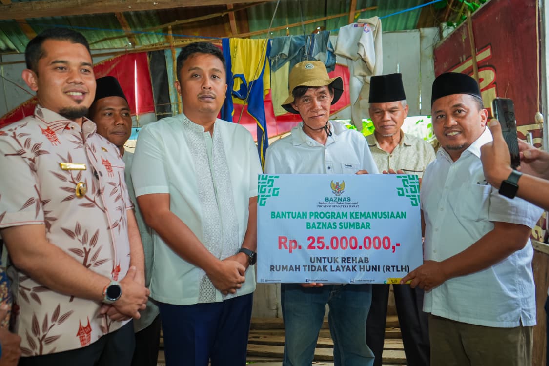 Wagub Vasko Ruseimy Salurkan Bantuan Bedah Rumah Kuli Tani di Nagari VII Koto Talago