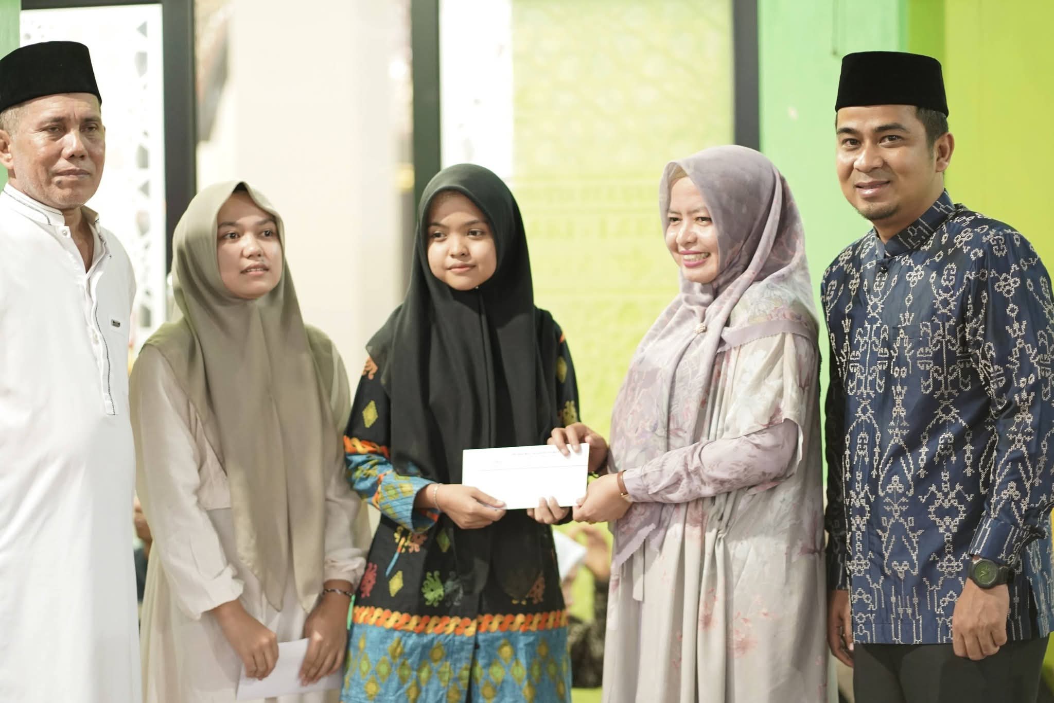 Wali Kota Solok Ramadhani Kirana Putra Berbuka Puasa Bersama Jamaah Masjid Nurul Iman, Serahkan Santunan Anak Yatim