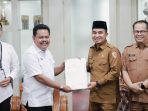 Wali Kota Solok Ramadhani Kirana Putra Terima Sertifikat Aset Daerah dari Kantor Pertanahan