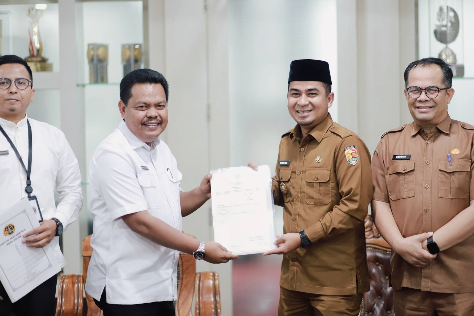 Wali Kota Solok Ramadhani Kirana Putra Terima Sertifikat Aset Daerah dari Kantor Pertanahan