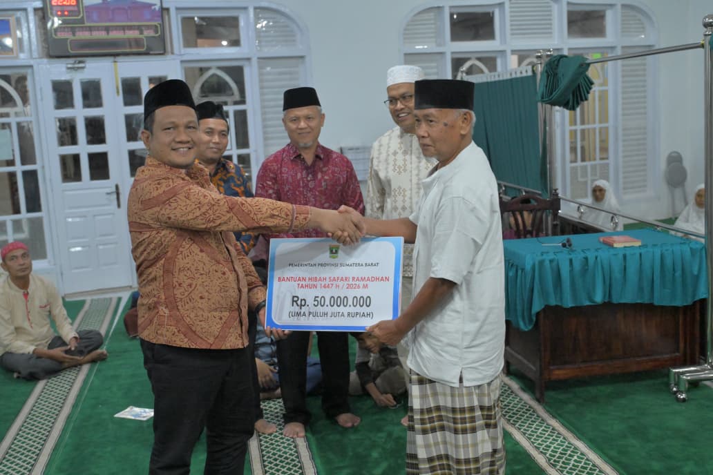 Arry Yuswandi Safari Ramadan di Sijunjung, Sampaikan Program Prioritas dan Serahkan Bantuan