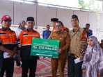 Bupati Eka Putra Salurkan Bantuan Baznas Senilai Rp. 576 Juta kepada Korban Bencana Tanah Datar Bupati Eka Putra Salurkan Bantuan Baznas Senilai Rp. 576 Juta kepada Korban Bencana Tanah Datar
