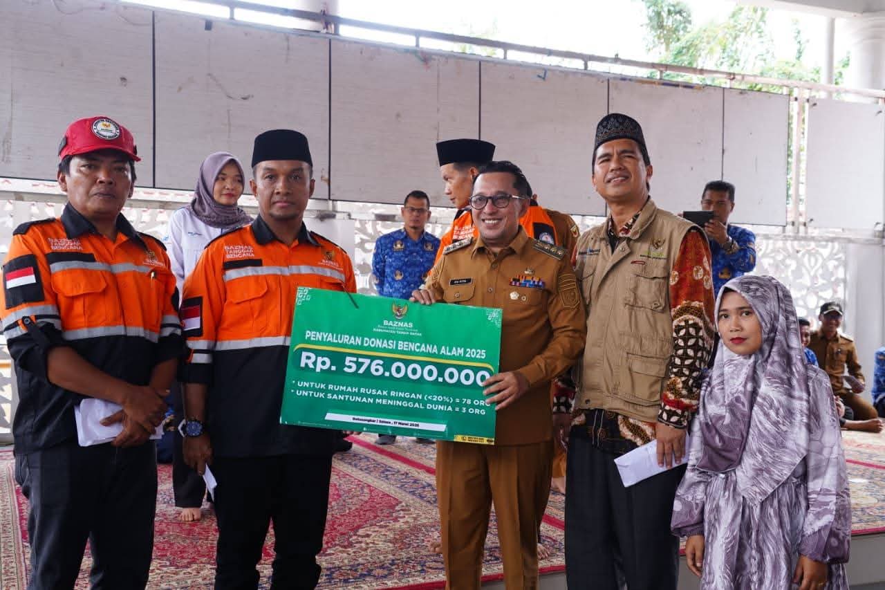 Bupati Eka Putra Salurkan Bantuan Baznas Senilai Rp. 576 Juta kepada Korban Bencana Tanah Datar
