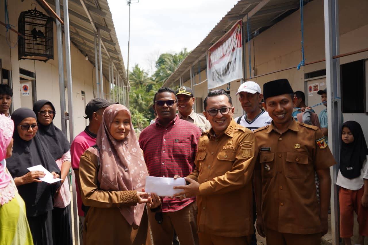 Bupati Eka Putra Salurkan Bantuan Raja Pagaruyung kepada Masyarakat Korban banjir Tanah Datar
