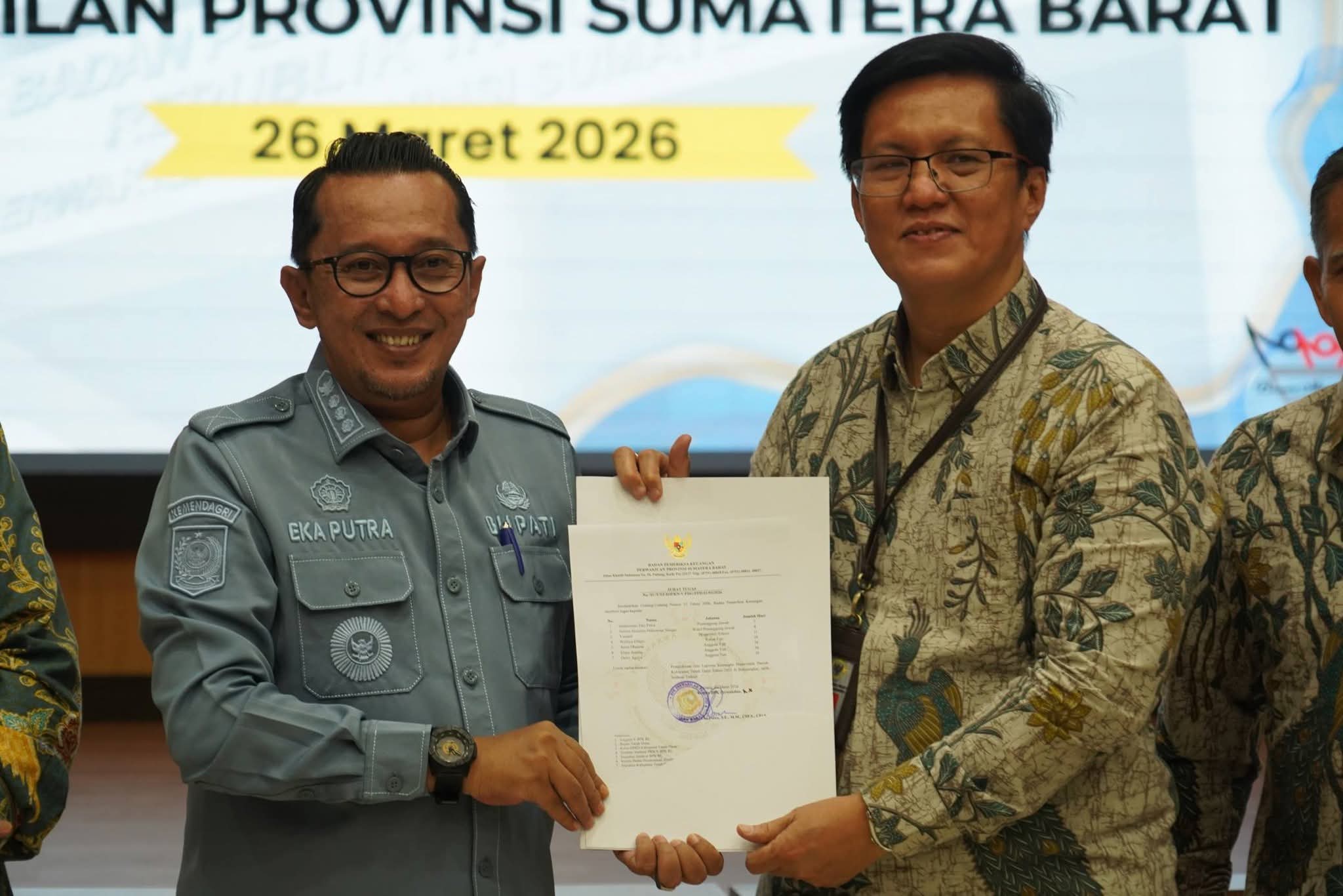 Bupati Eka Putra Serahkan Laporan Keuangan Pemerintah Daerah kepada BPK RI Perwakilan Sumatera Barat