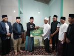 Bupati Solok Jon Firman Pandu Sholat Subuh Berjamaah dan Serahkan Bantuan Rp. 15 juta di Musholla Al Mukhlisin Nagari Selayo