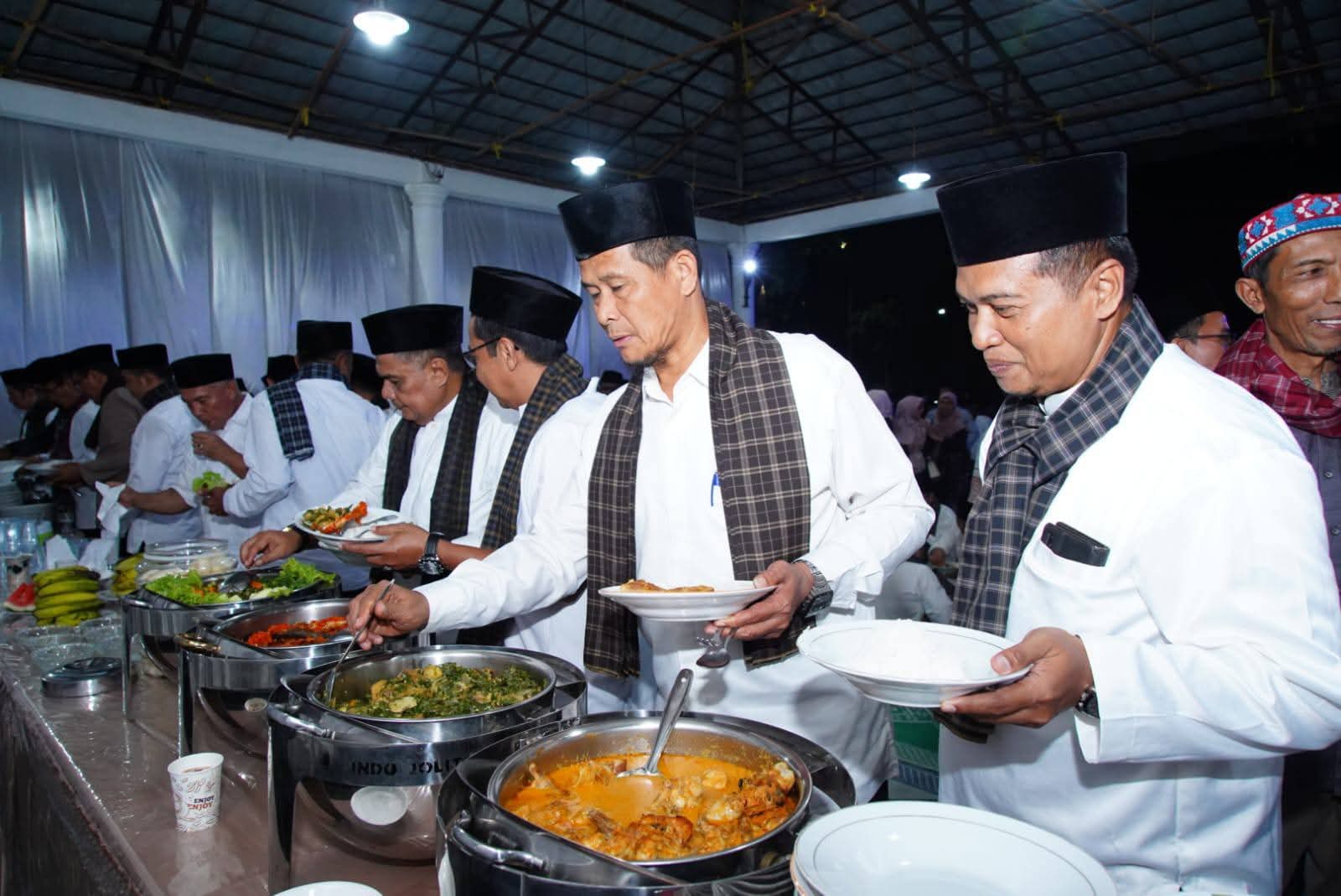 Bupati Tanah Datar Eka Putra Buka Bersama Dengan Pegawai di Gazebo Indojolito