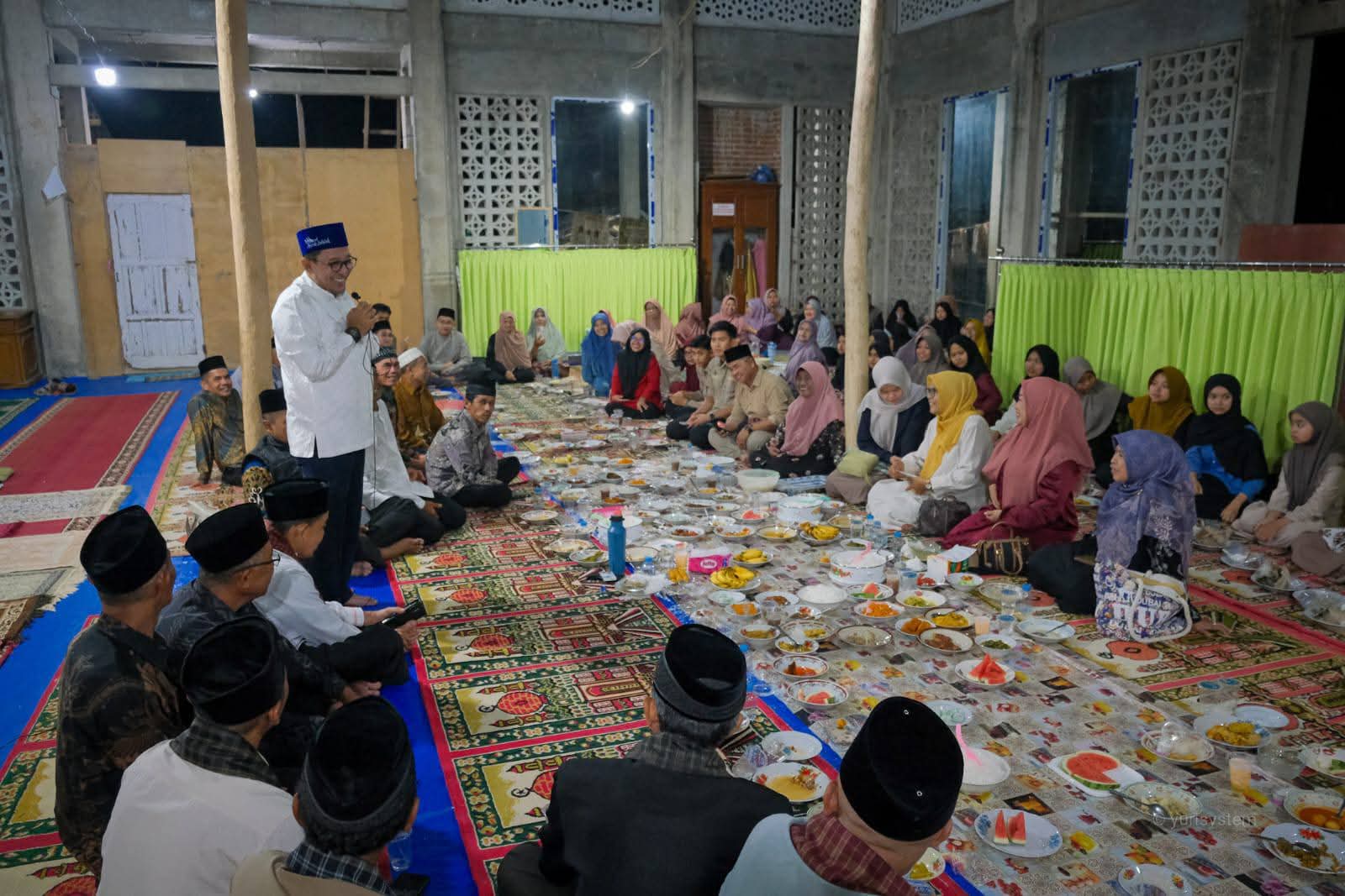Bupati Tanah Datar Eka Putra Buka Puasa Bersama Masyarakat dan Anak Yatim