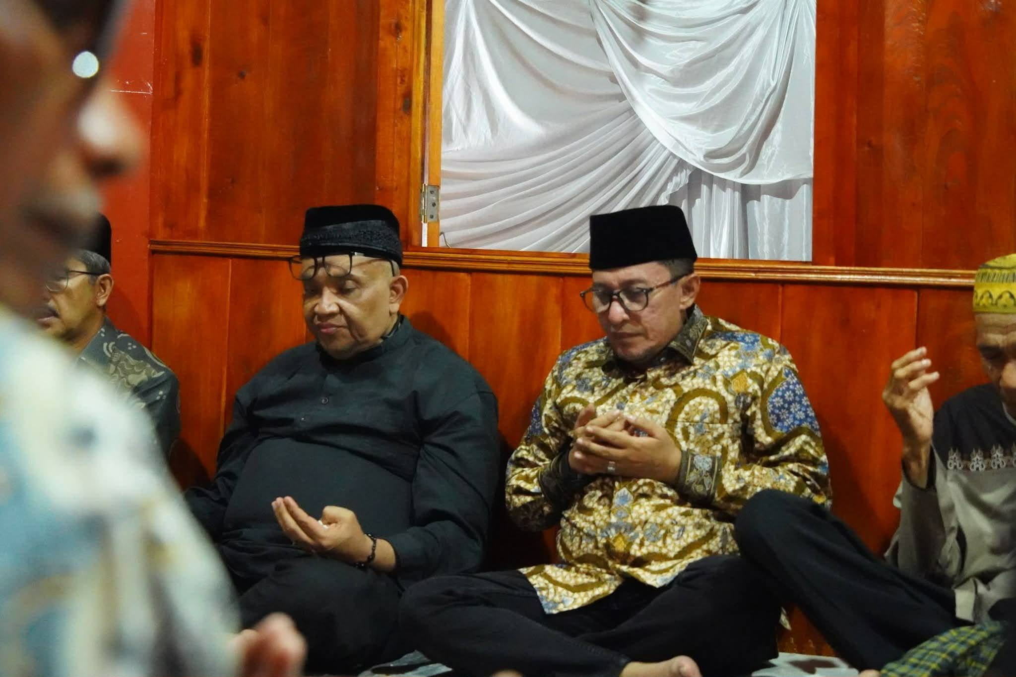 Bupati Tanah Datar Eka Putra Doa Bersama Menaiki Rumah Gadang Wamenaker RI Afriansyah Noor