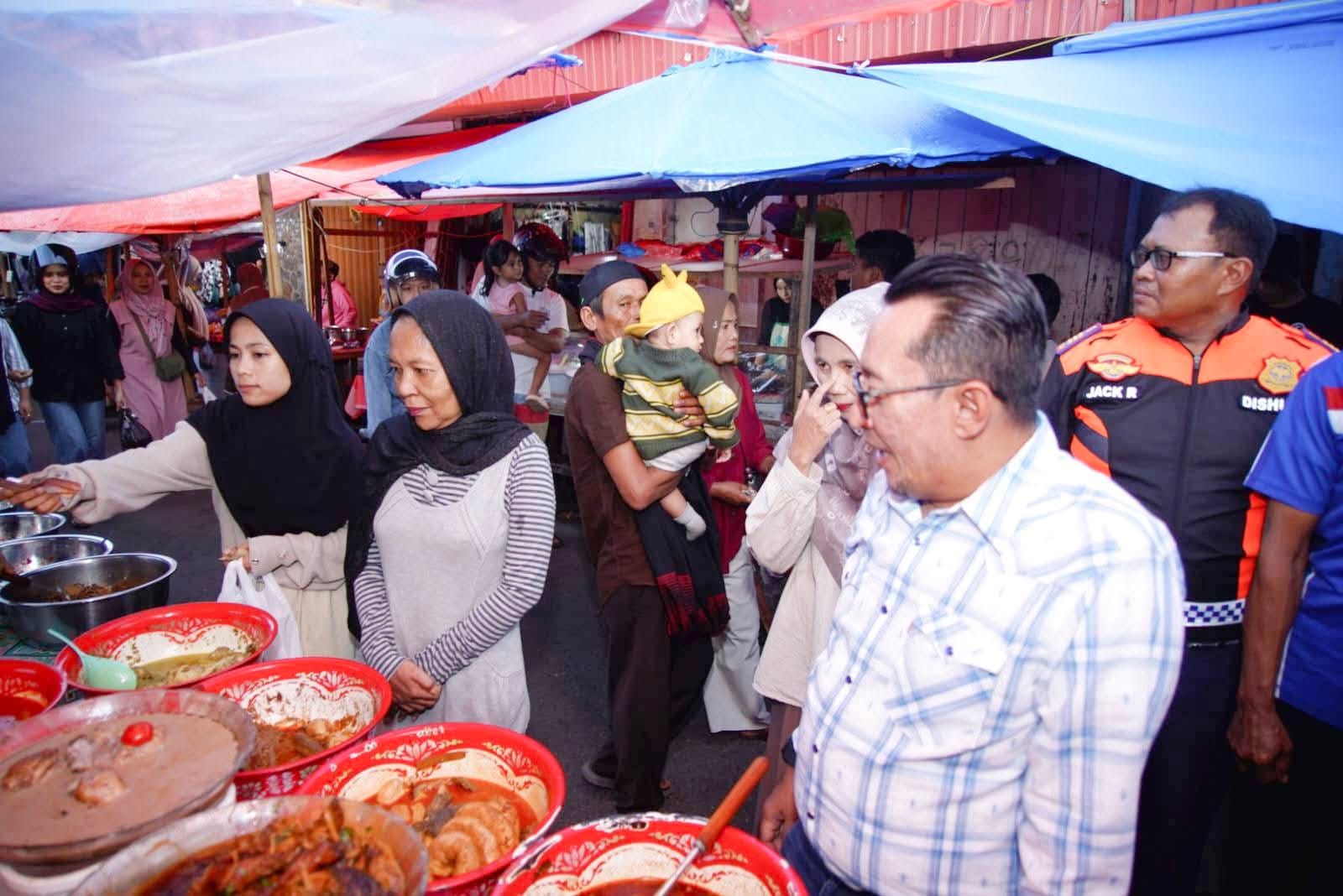 Bupati Tanah Datar Eka Putra Meninjau Pasar Pabukoan