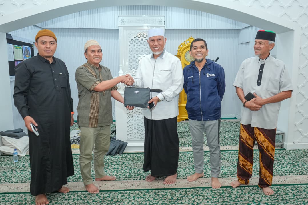 Gubernur Mahyeldi Ansharullah Iktikaf Bersama Warga di Masjid Jihad Perak Kota Padang