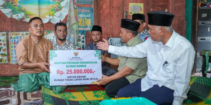 Gubernur Mahyeldi Ansharullah Serahkan Bantuan Perbaikan Rumah Warga Kurang Mampu di Luhak Nan Duo Pasaman Barat