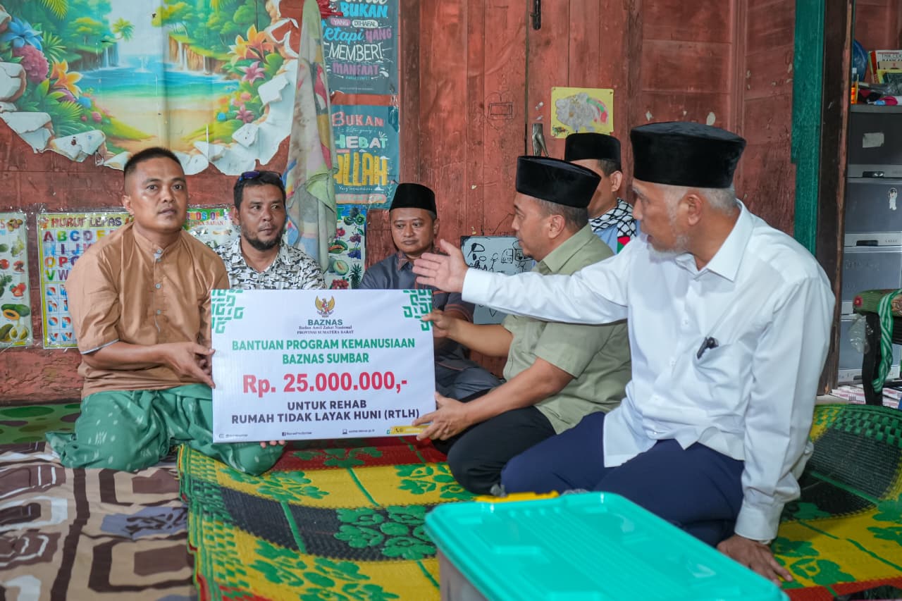 Gubernur Mahyeldi Ansharullah Serahkan Bantuan Perbaikan Rumah Warga Kurang Mampu di Luhak Nan Duo Pasaman Barat