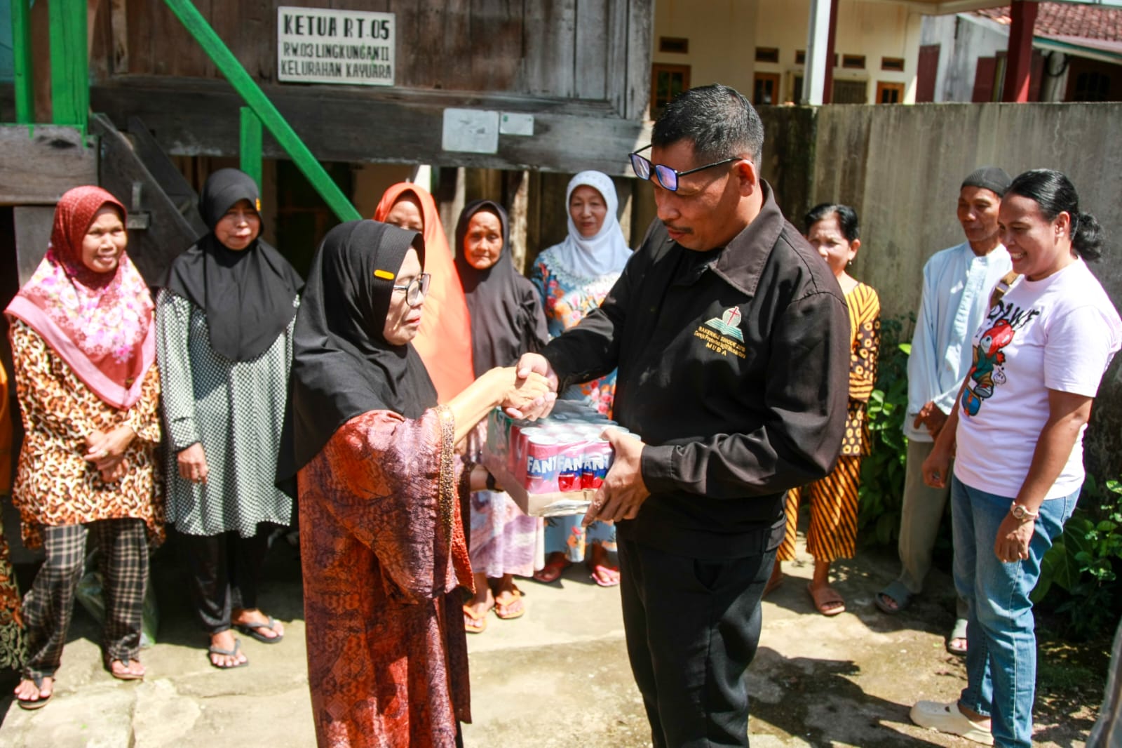 Jemaat GPIN Sekayu Bagikan Bingkisan Lebaran Pererat Toleransi Antarumat Beragama
