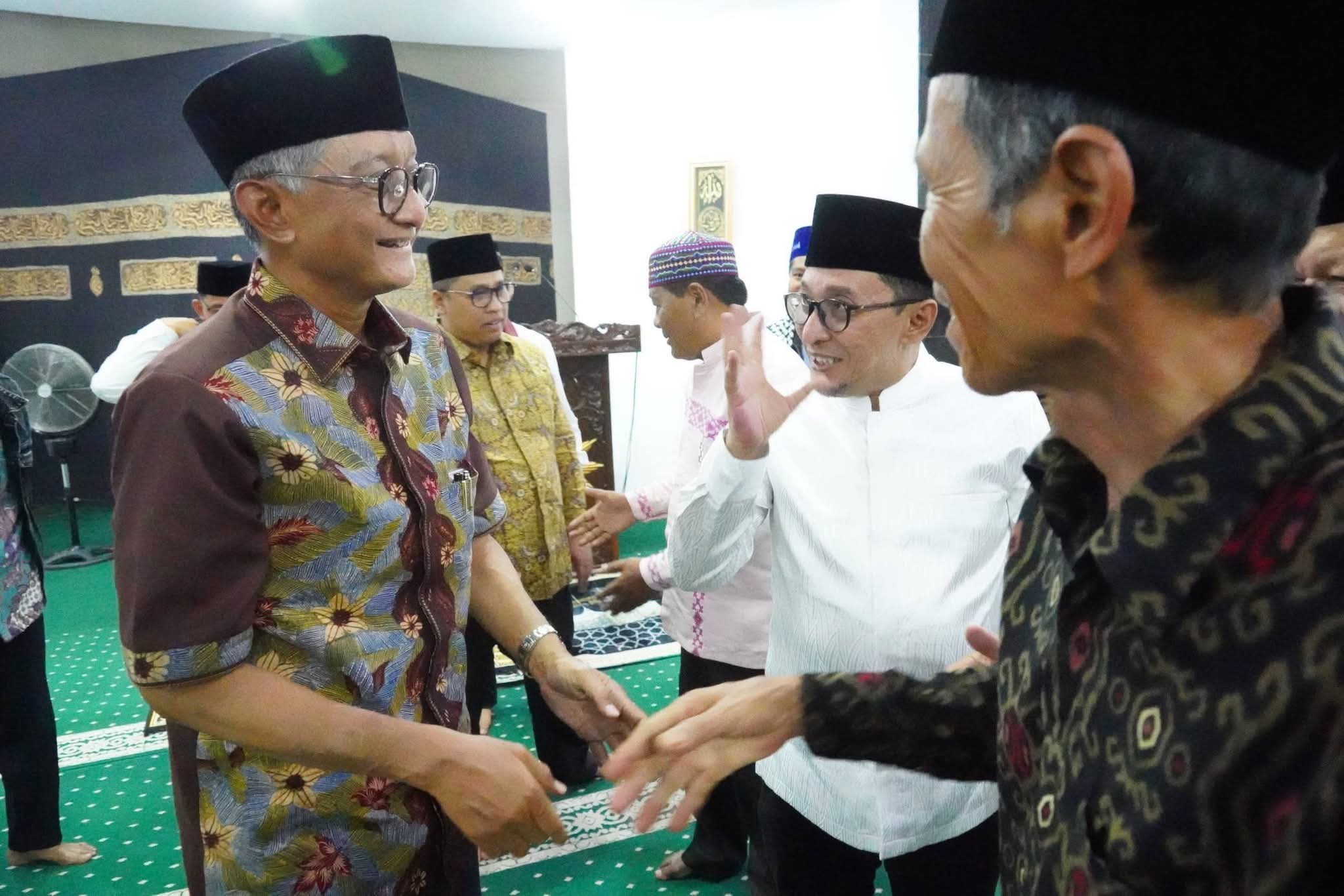 Menteri PU RI Dody Hanggodo dan Bupati Eka Putra Shalat Taraweh di Masjid Muhammadiyah