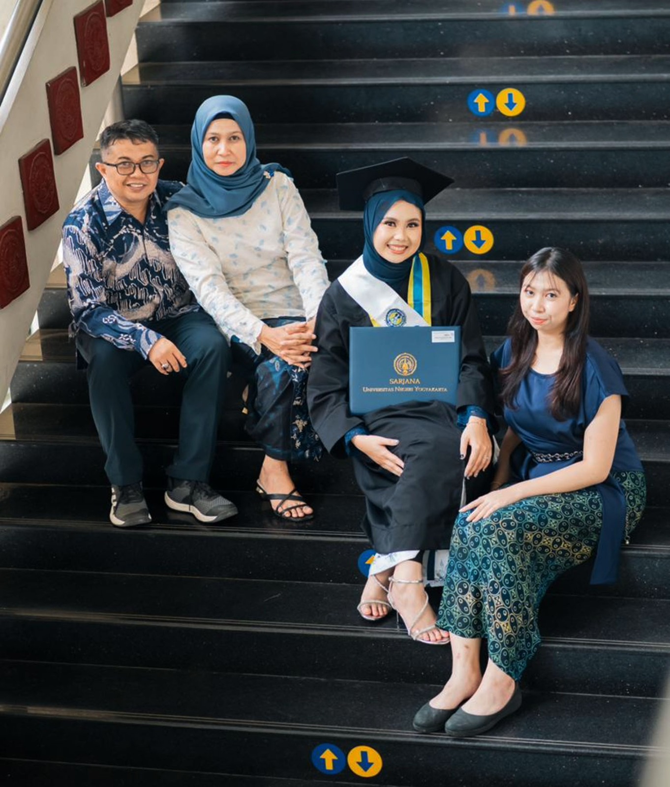 Prof. Zulfi Hendri, Guru Besar dan Dekan Fakultas Bahasa, Seni dan Budaya UNY Yogyakarta bersama isteri dan kedua anaknya