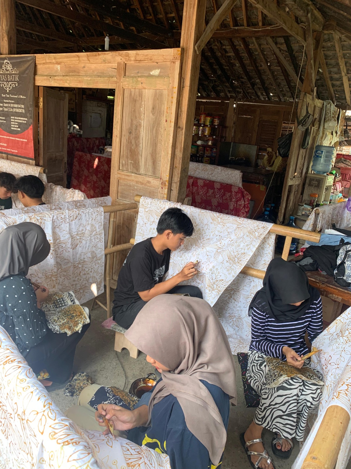 Proses Pembelajaran siswa PKL salah satu SMK di Studio Tiyas Batik, Yogyakarta 