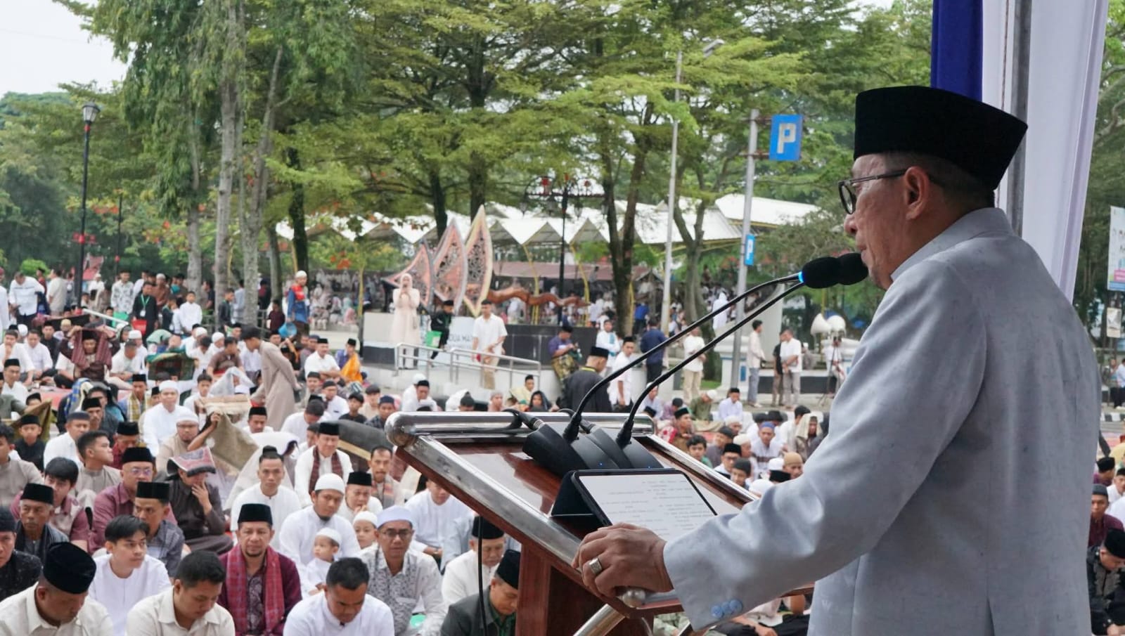 Ribuan Umat Muslim Laksanakan Shalat Idulfitri di Lapangan Cindua Mato