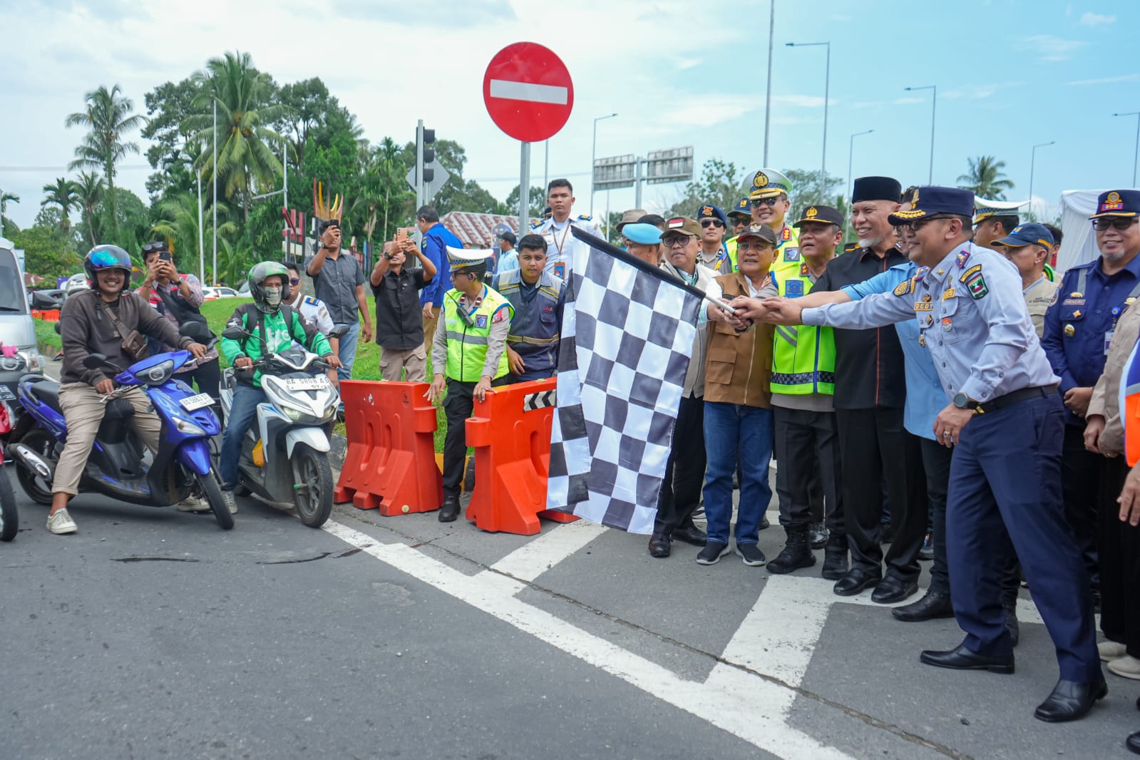 Sistem One Way Jalur Padang Bukittinggi Berlaku, Gubernur Mahyeldi Ansharullah Harapkan Pengendara Patuh