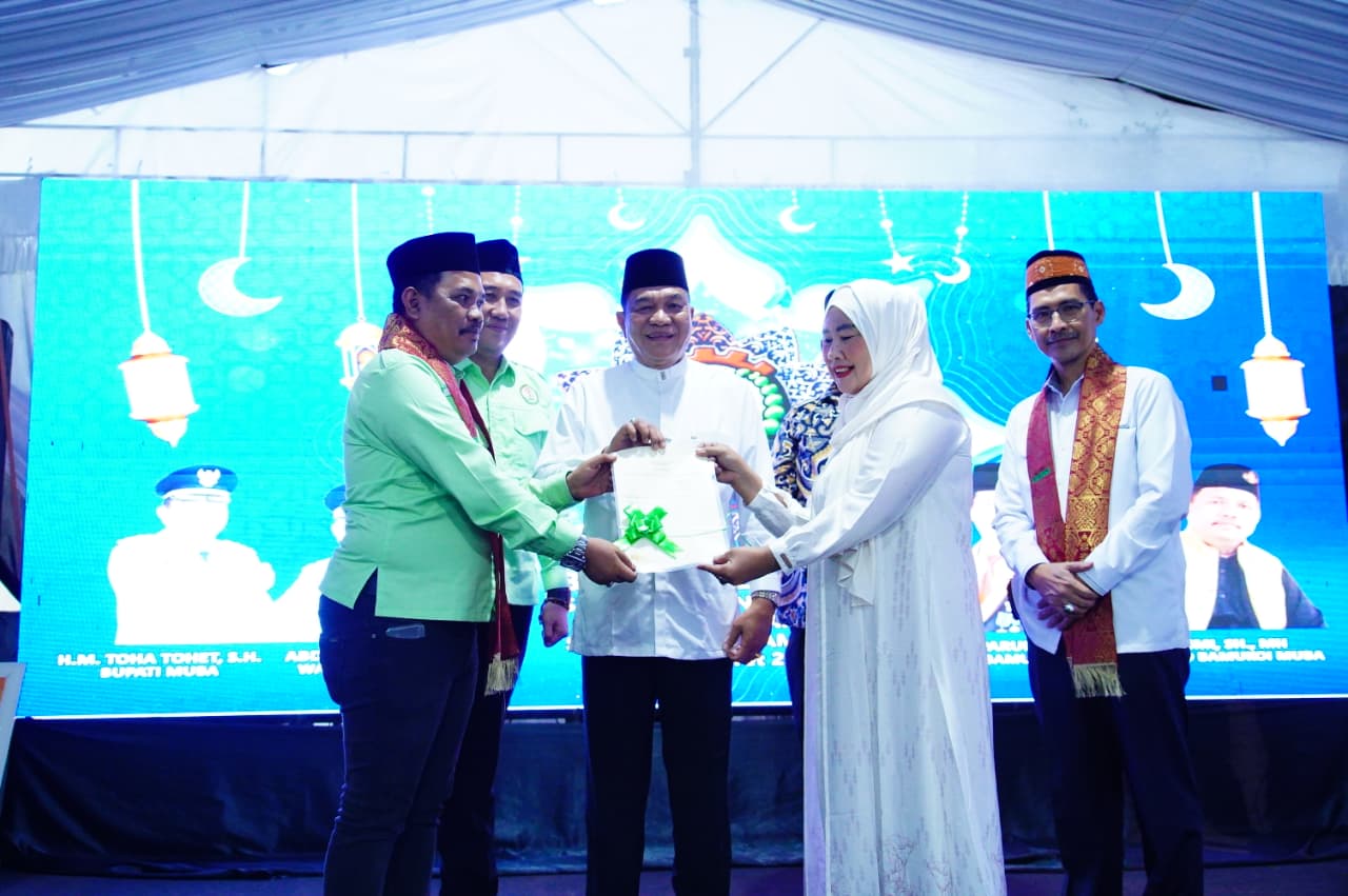 Tarhib Ramadhan Bamukoi Berbagi, Bupati Toha Tohet Serahkan Sertifikat Lahan dan Bantuan Sembako