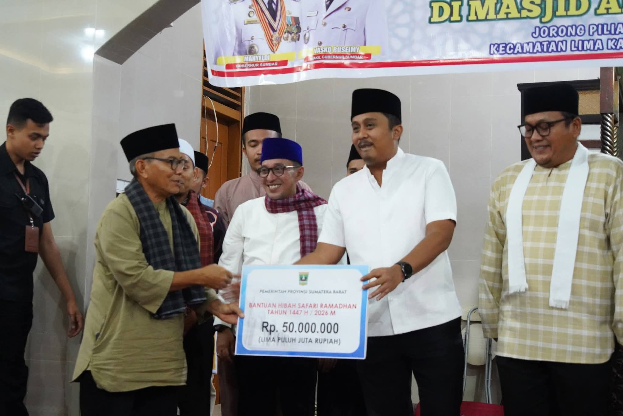 Wagub Sumbar Vasko Ruseimy Bantu Masjid Al Amin Rp.50 Juta, Eka Putra Sampaikan Terima Kasih