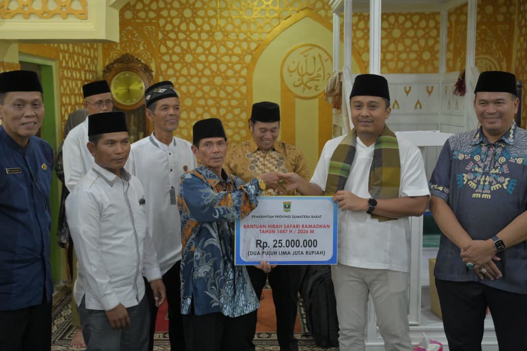 Wagub Sumbar Vasko Ruseimy Serahkan Dana Hibah Safari Ramadan dan 100 Paket Perlengkapan Sekolah di Masjid Raya Taluk