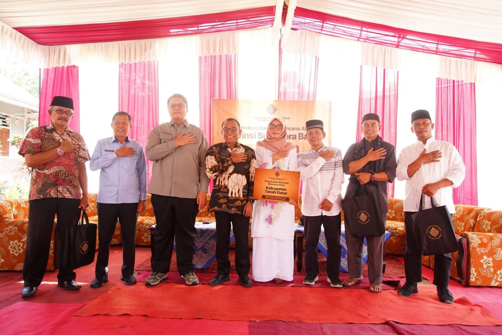 Wakil Bupati Tanah Datar Ahmad Fadly Dampingi Kementerian Kebudayaan RI Salurkan 375 Paket Bantuan di Nagari Sumpur