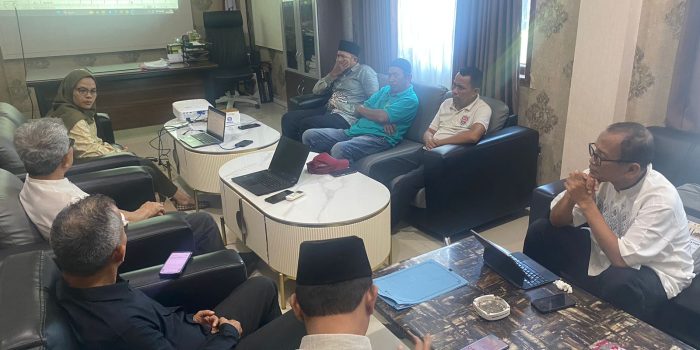 Ketua Tim Penelitian Dr. Zulqayyim menyampaikan presesntasi penelusuran sejarah Siti Manggopoh dan Parang Pajak 1908