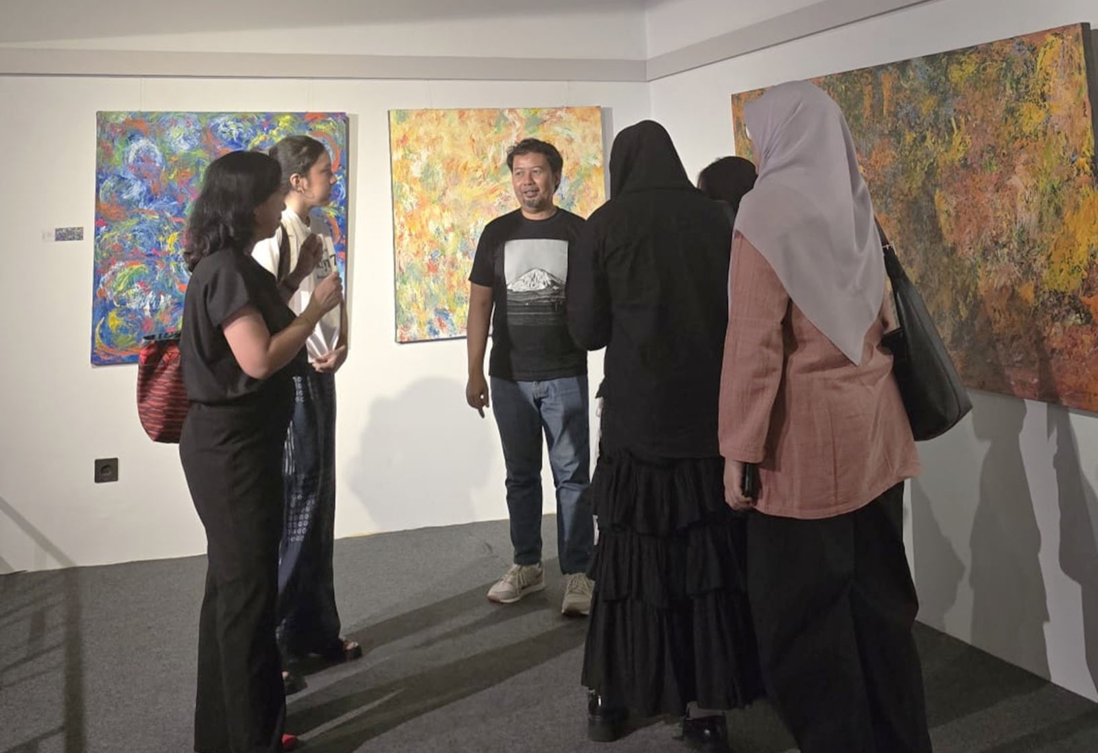 Allatif menjelaskan sejumlah karya di ruang pameran