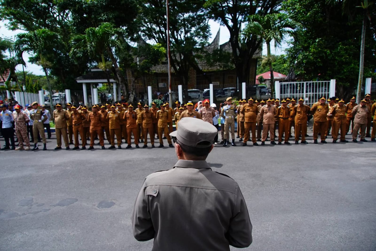 Bupati Tanah Datar Eka Putra Lepas 75 Wali Nagari