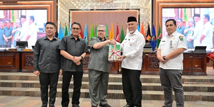 Rapat Paripurna DPRD Sumbar, Gubernur Mahyeldi Ansharullah Tekankan Sinergi Legislatif dan Eksekutif Dalam Menyikapi Tantangan Pembangunan