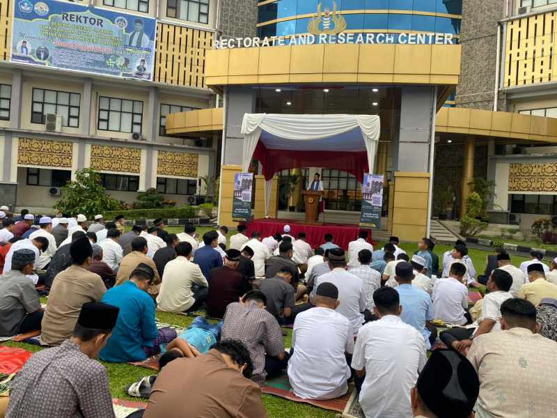 Universitas Negeri Padang Gelar Salat Idul Fitri 1447 H Bersama Masyarakat Perkuat Kebersamaan di Hari Kemenangan