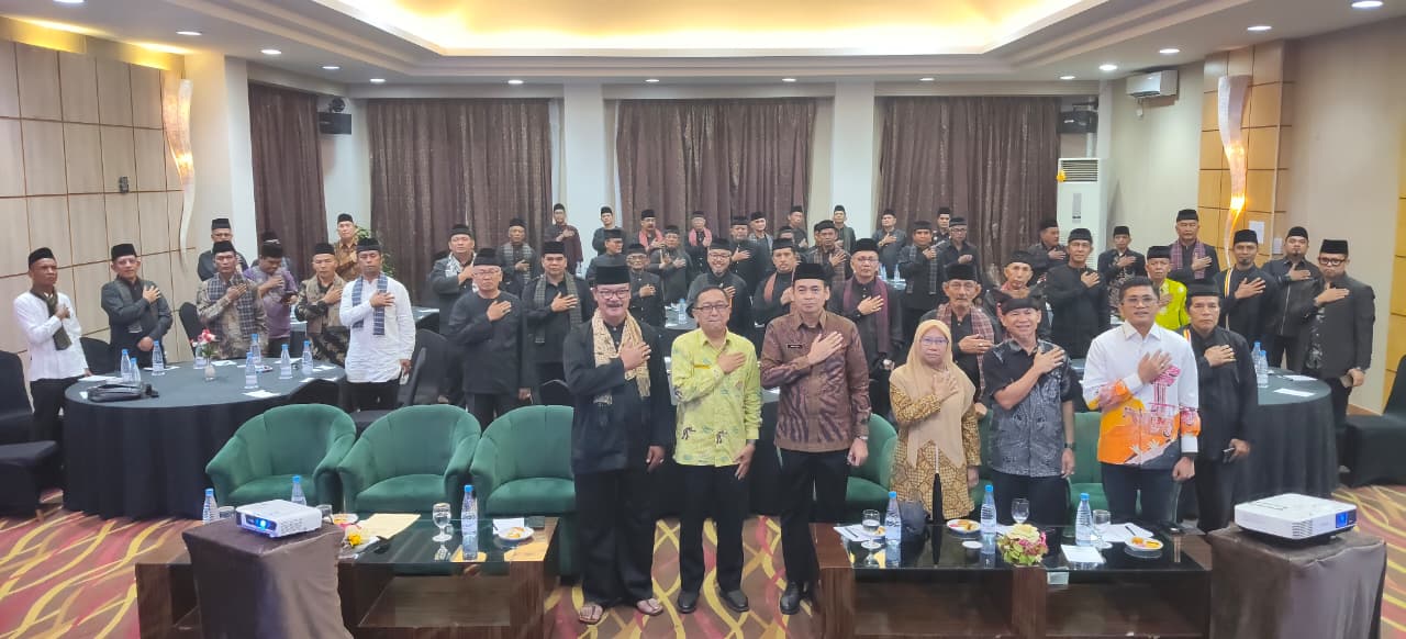 Kadis Kebudayaan, Anggota DPRD Sumbar dan perserta Bimtek peningkatan kapasitas lembaga adat di Bukittinggi, 21 Mei 2026.