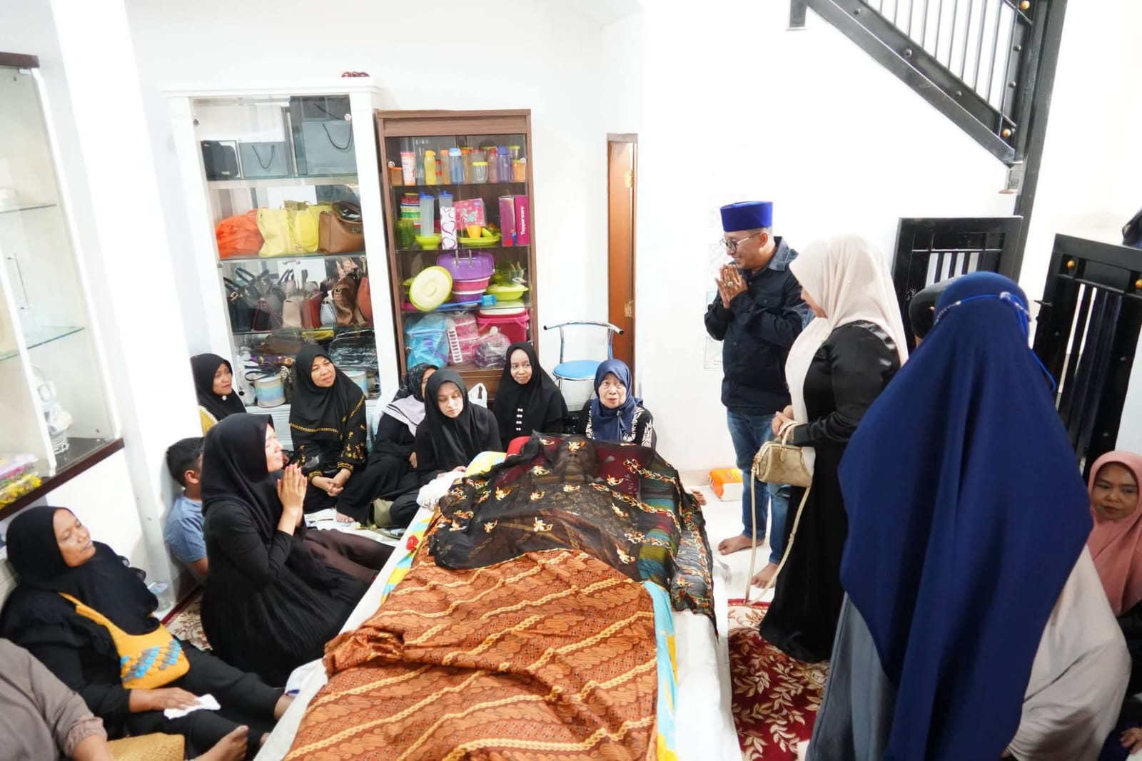 Bupati Eka Putra Melayat ke Rumah Duka Dewan Kehormatan PMI Kabupaten Tanah Datar